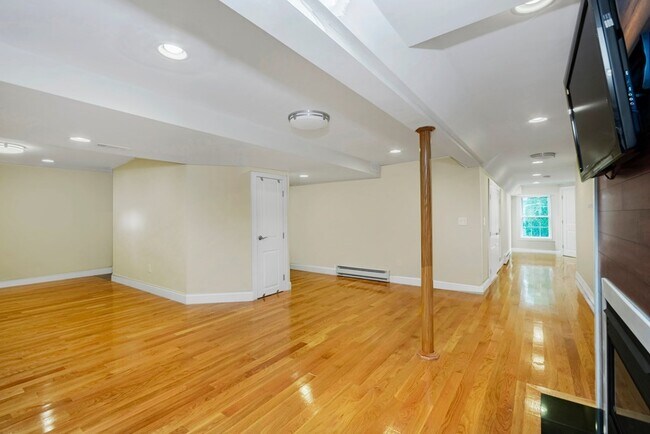Building Photo - 14 Brattle Ln