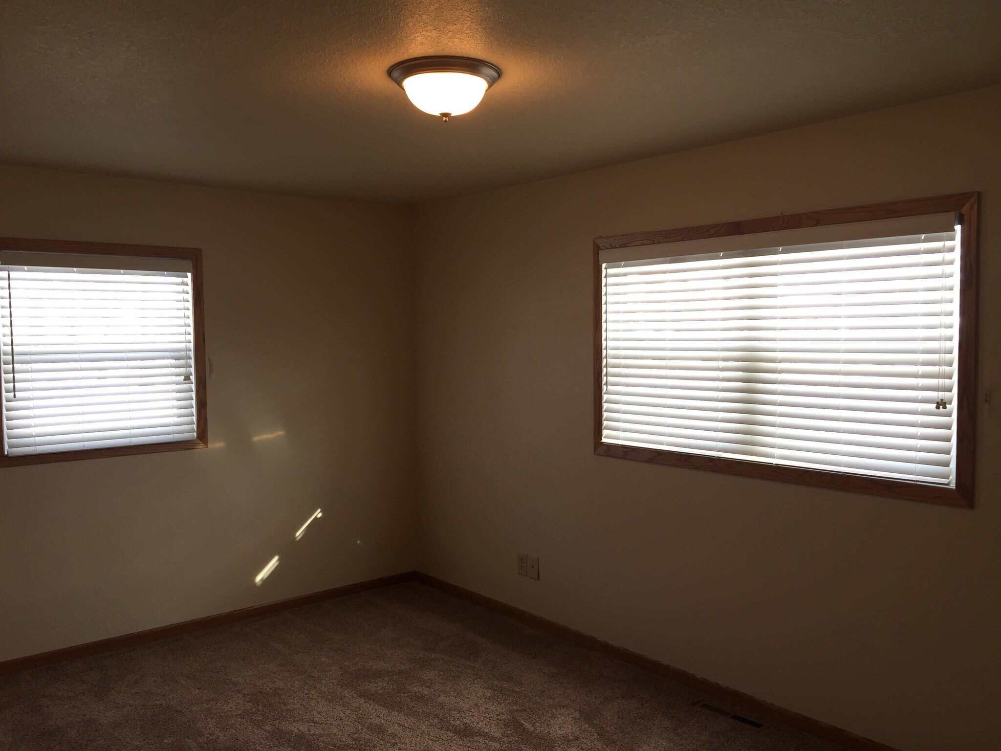 Master Bedroom (upstairs) - 16' x 13' - 521 6th Avenue Northeast