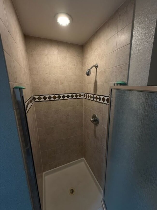 Building Photo - OPEN HOUSE: Thursday (4/9) 6:00pm-6:20pm. Renovated studio in Central Richmond, H/W Floors, Share...