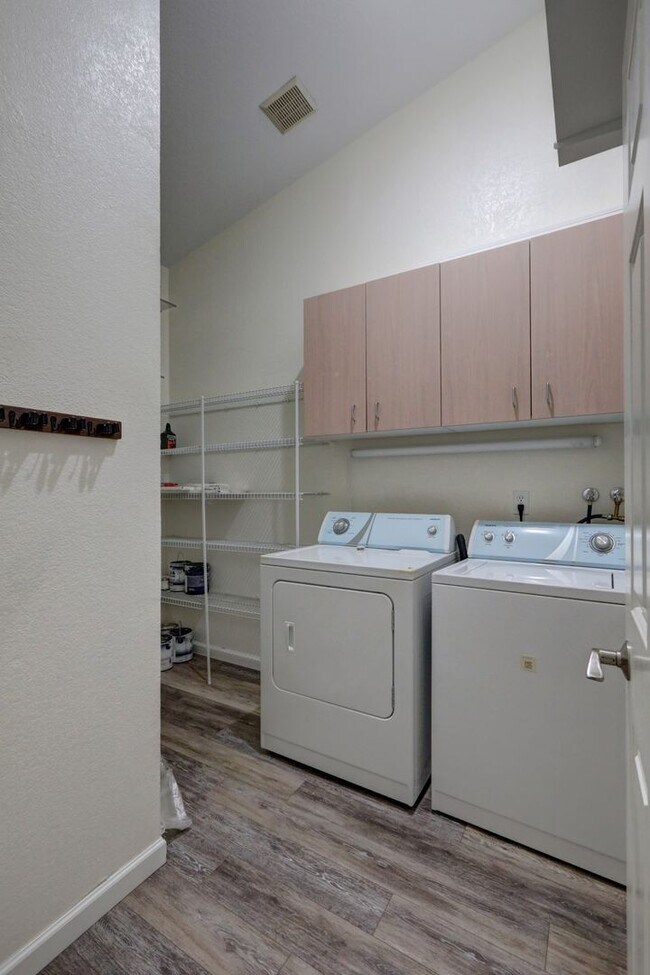 Building Photo - Spacious 2bd + DEN, 1.75ba Condo available in the heart of Issaquah!