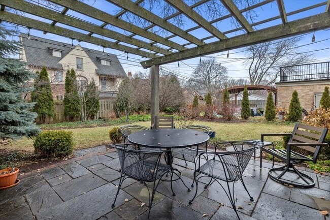 Building Photo - 3916 N Ridgefield Cir