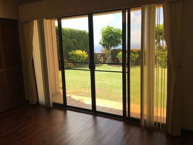 Building Photo - Waialae Iki, large family home 4 bedroom, 4 baths, 2 car garage