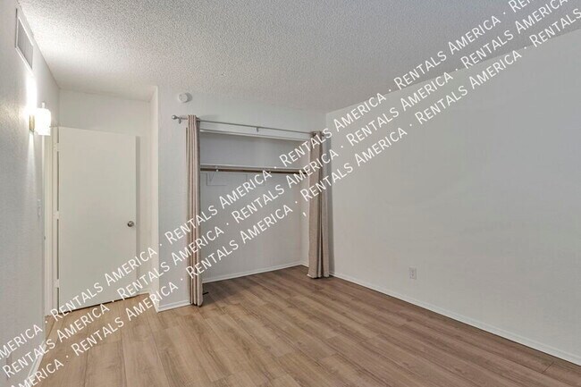 Building Photo - 749 E 6th St