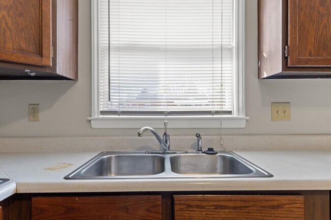 Building Photo - 1932 Mint Julep Ln