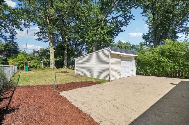 Building Photo - 446 Huntmere Dr