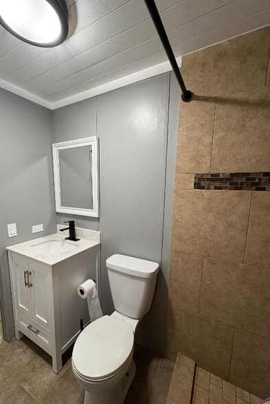 Building Photo - 240 Clark Ln