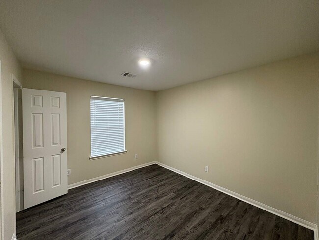 Building Photo - 6337 Mountain Pines Ln