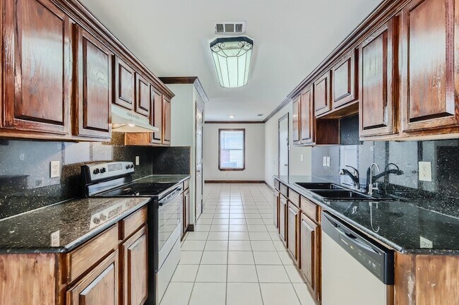 Building Photo - 1406 Buckingham Dr