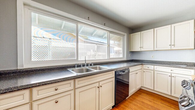 Building Photo - 8690 Lords Manor Way