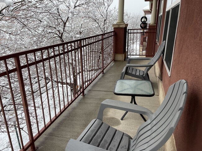 Outdoor wraparound balcony (one side) - 2100 N Humboldt St