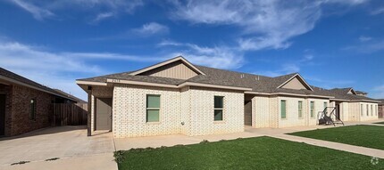 Building Photo - Townhome – Steps Away from Lubbock Cooper