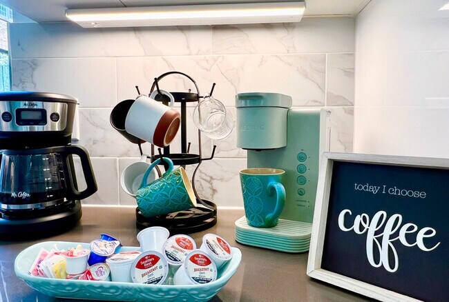 Building Photo - 700 Broadway E