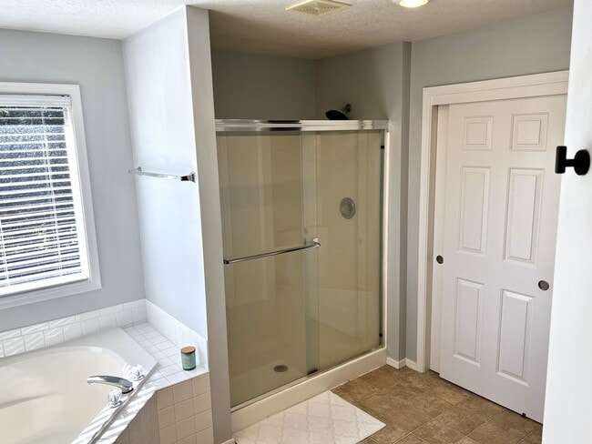 Building Photo - Spacious 4 bed 2.5 bath just off Amity and...