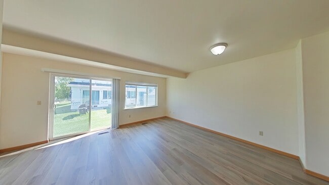 Building Photo - Townhouse-style End unit 3BD, 1.5 BA with attached garage
