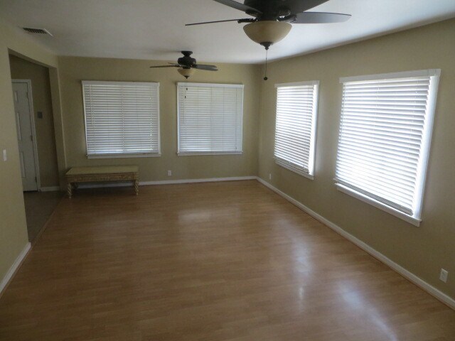 Building Photo - Country Home, 4BR+ Den/2BA, Blt 1960’s - L...