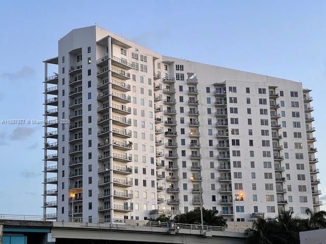 Building Photo - 10 SW South River Dr