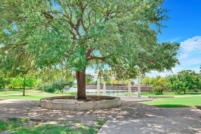 Building Photo - 1701 Simond Ave Ave