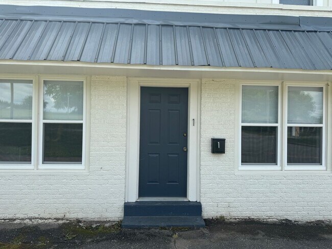 Building Photo - 1 Bedroom with water and electric included close to downtown Morganton!