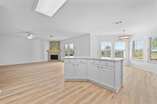 Building Photo - 2412 Regal Park Ln