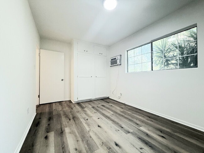 Building Photo - 10565 Camarillo St