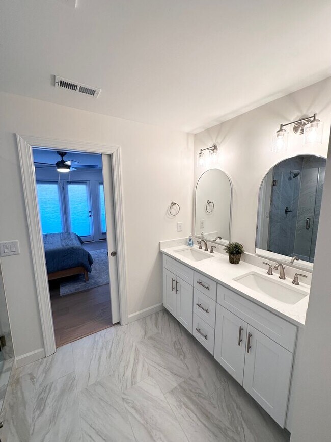 Building Photo - 2024 Built | Fully Furnished Modern Oceanf...