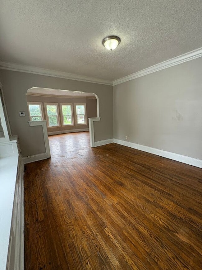 Building Photo - 3 Bedroom, 1 Bathroom Apartment Rent Ready!