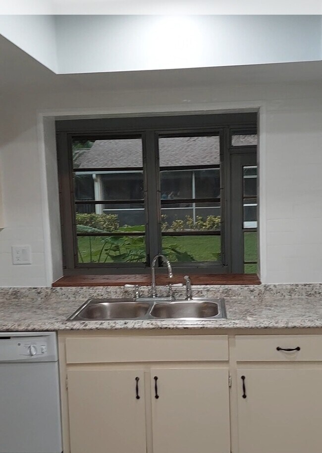 Building Photo - 3648 Boca Ciega Dr