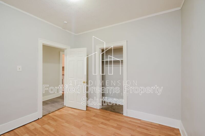 Building Photo - 918 Camel Ave