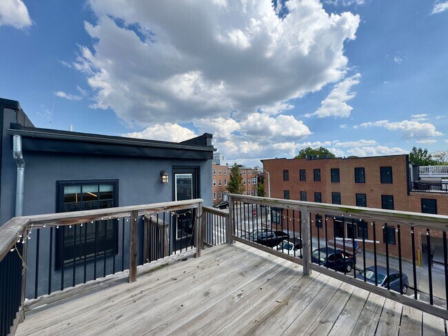 Building Photo - Elegant 3 Bedroom/3.5 Bathroom Townhome in...