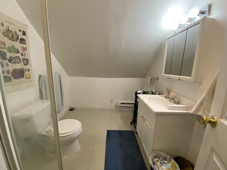 Building Photo - 168 Hillside St