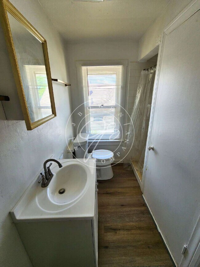 Building Photo - Updated West Toledo Upper unit! 2 Bedroom – Water Included!