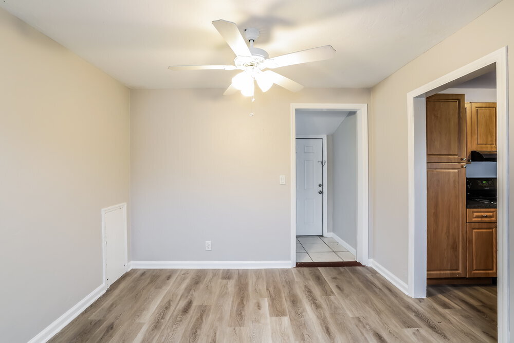 Building Photo - 195 E 28th St