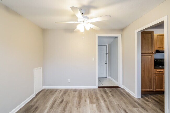 Building Photo - 195 E 28th St