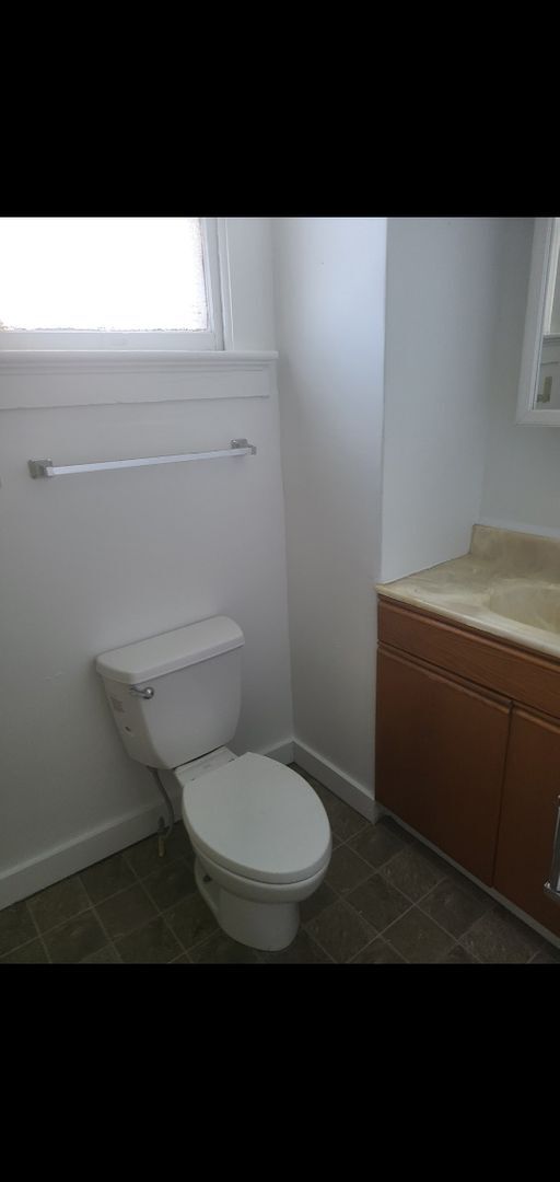 Building Photo - 4 Bed, 2 Bath/Remodled