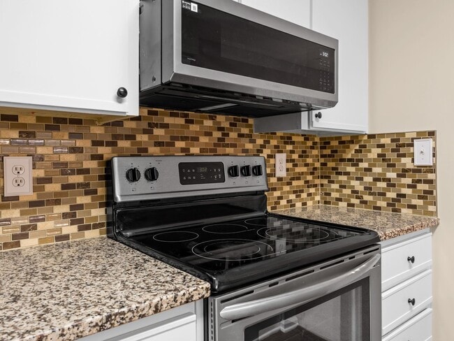 Building Photo - Gorgeous 2 bedroom home- Move-In Ready Condo in Parkview. Minutes to Downtown Greenville & the Ne...