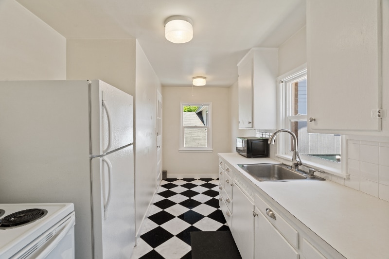 Building Photo - 104 S Oak St