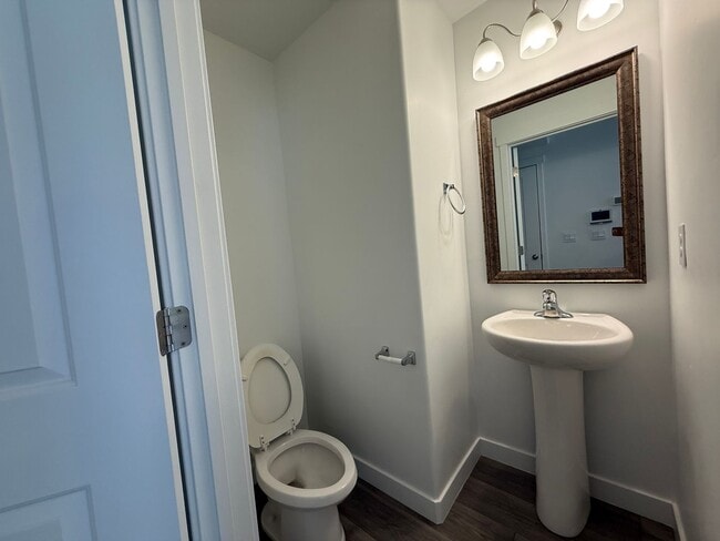 Building Photo - Beautifully Updated 4-Bedroom Townhome in ...