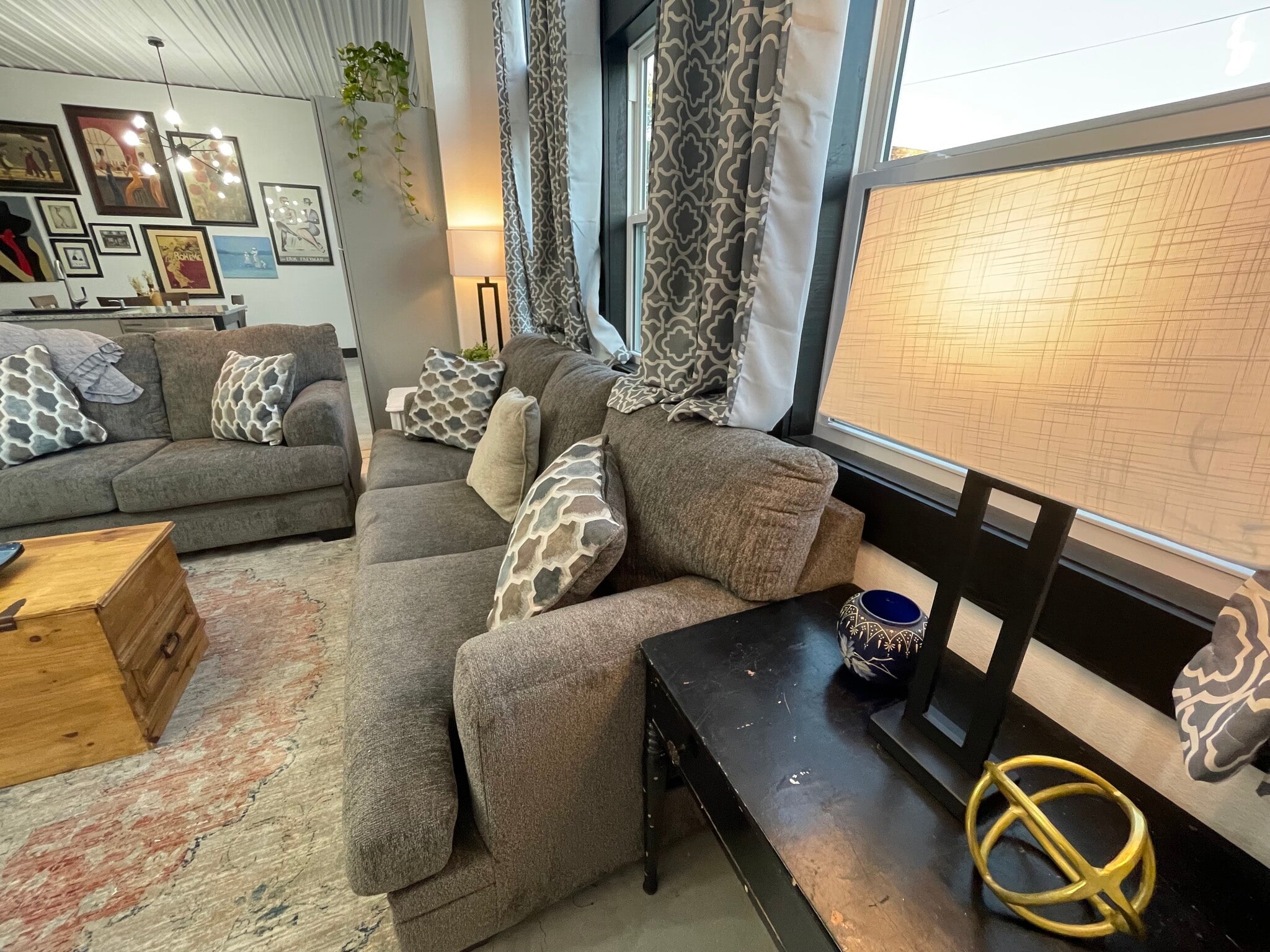 QUEEN SLEEPER - 475 S Hickory St