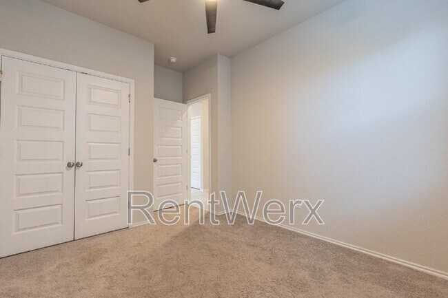 Building Photo - 10110 Jardin Verde
