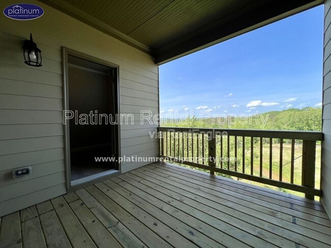 Building Photo - 2360 Manor Pointe Dr