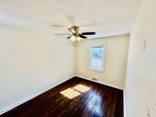 Front bedroom - 717 Koogler St