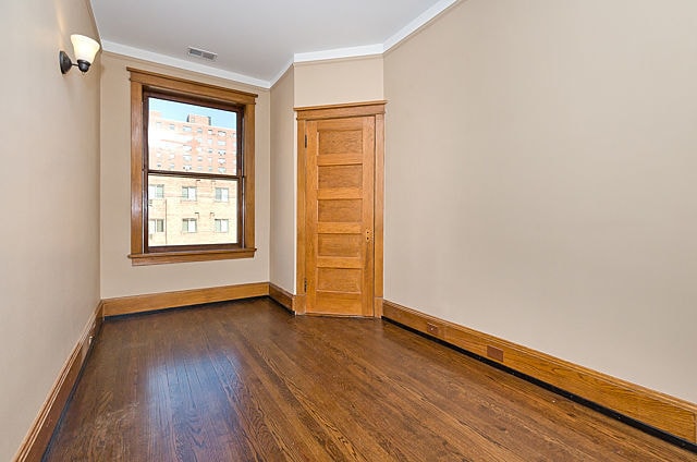 Building Photo - 5825 N Kenmore Ave