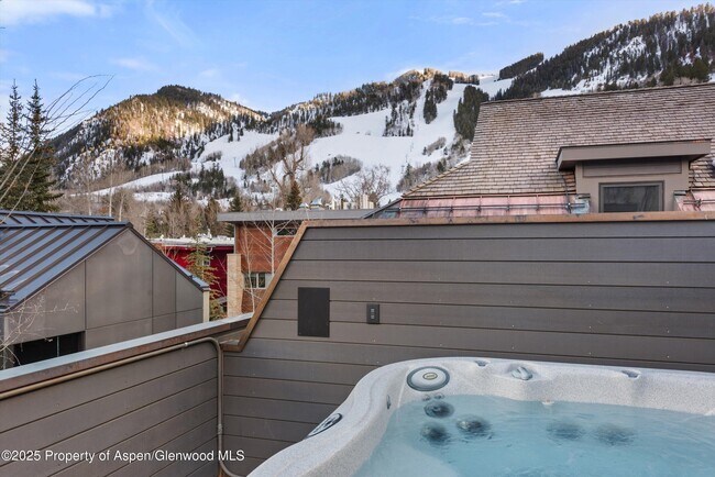 Building Photo - 304 S Garmisch St