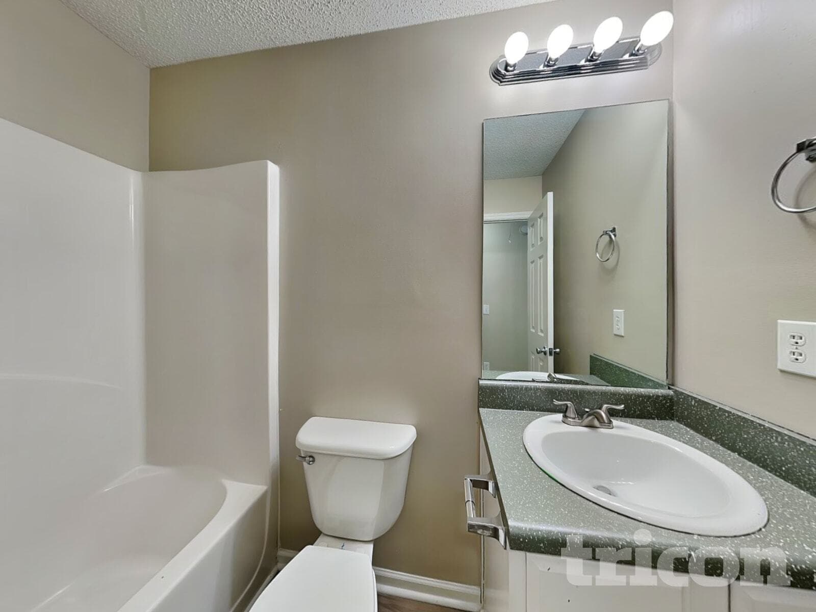 Building Photo - 2135 Mulberry Ln
