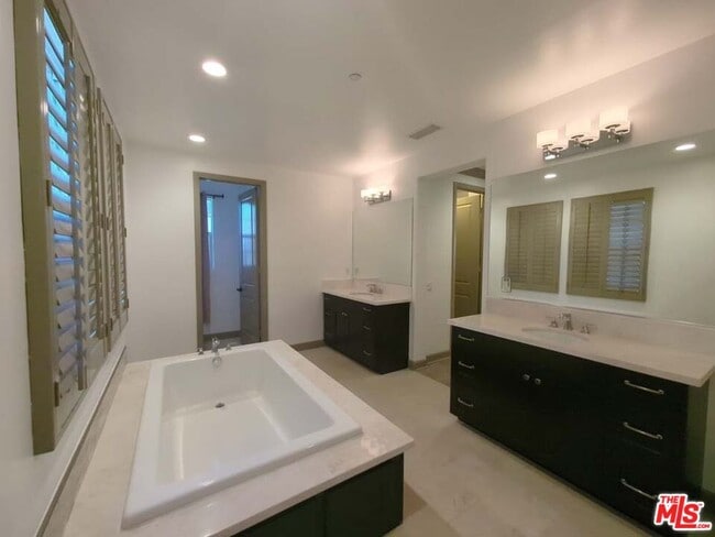 Building Photo - 16243 Cameo Ct