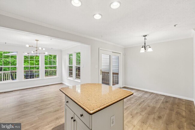 Building Photo - 8727 Thornbrook Dr