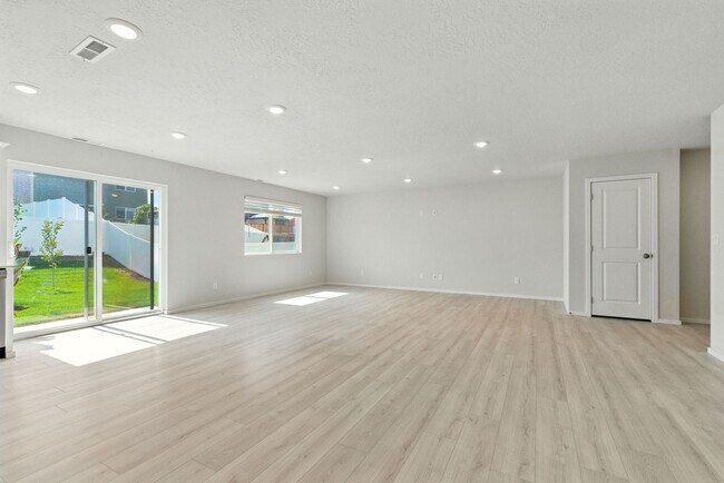 Building Photo - Beautifully Maintained Home in Coveted HOA...
