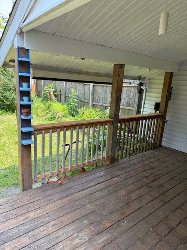 Building Photo - Charming 2 Bed, 2.5 Bath Home with Den & B...