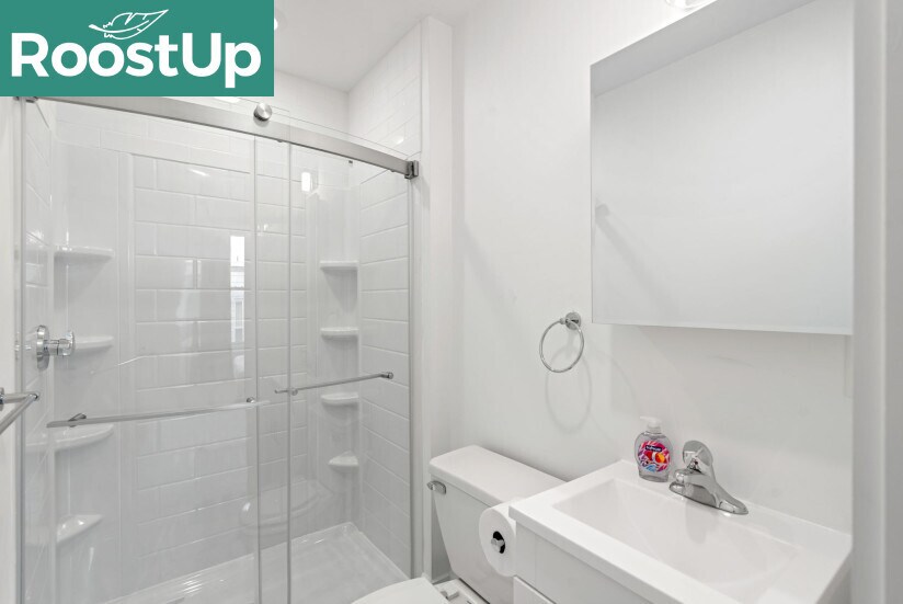 Building Photo - Furnished private bedroom with private ens...