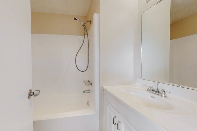 Building Photo - Coming Soon! Comfortable 3 bd / 2 ba Home for Lease in Cleburne